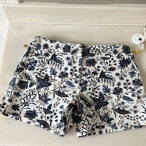 Loft SHORTS White blue flowers SZ 6 4” inseam zipper clasp button short QUALITY